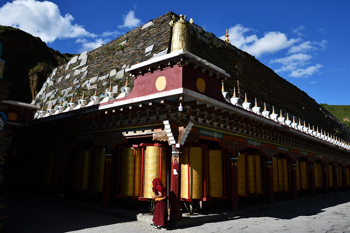 Grand Mani Wall Tagong